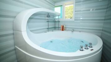 Kamar (203) | Kamar mandi | Shower, perlengkapan mandi gratis, pengering rambut, dan sandal