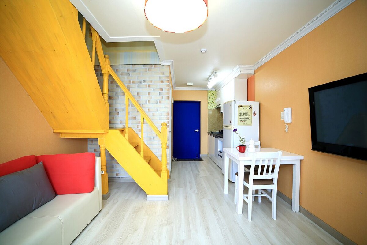 Room (202) | Living area