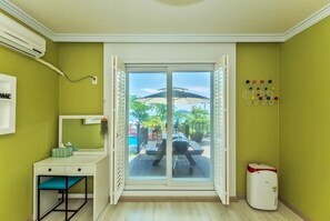 Room (103) | Individually decorated, individually furnished, blackout drapes