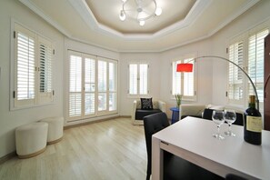 Zimmer (104) | Wohnbereich | 55-Zoll-Flachbildfernseher mit Kabelempfang, Fernseher, Pay-TV