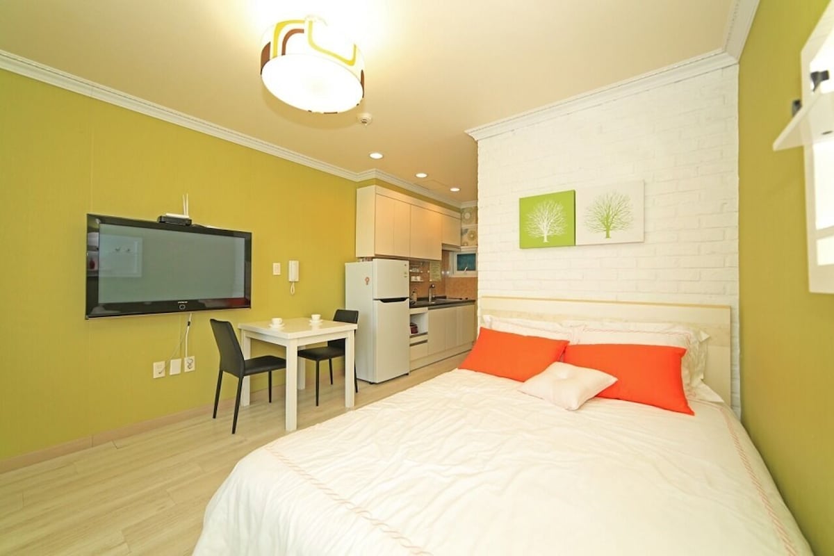 Room (103)