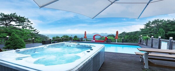 Außenpool (je nach Saison geöffnet), Sonnenschirme, Liegestühle