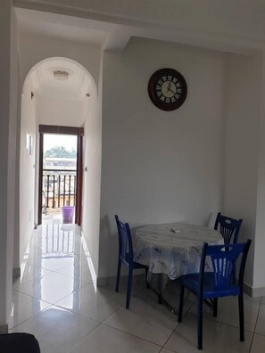 Apartment | Essbereich im Zimmer