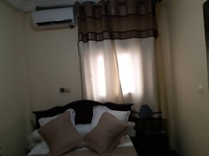 2 habitaciones, tabla de planchar con plancha y ropa de cama 
