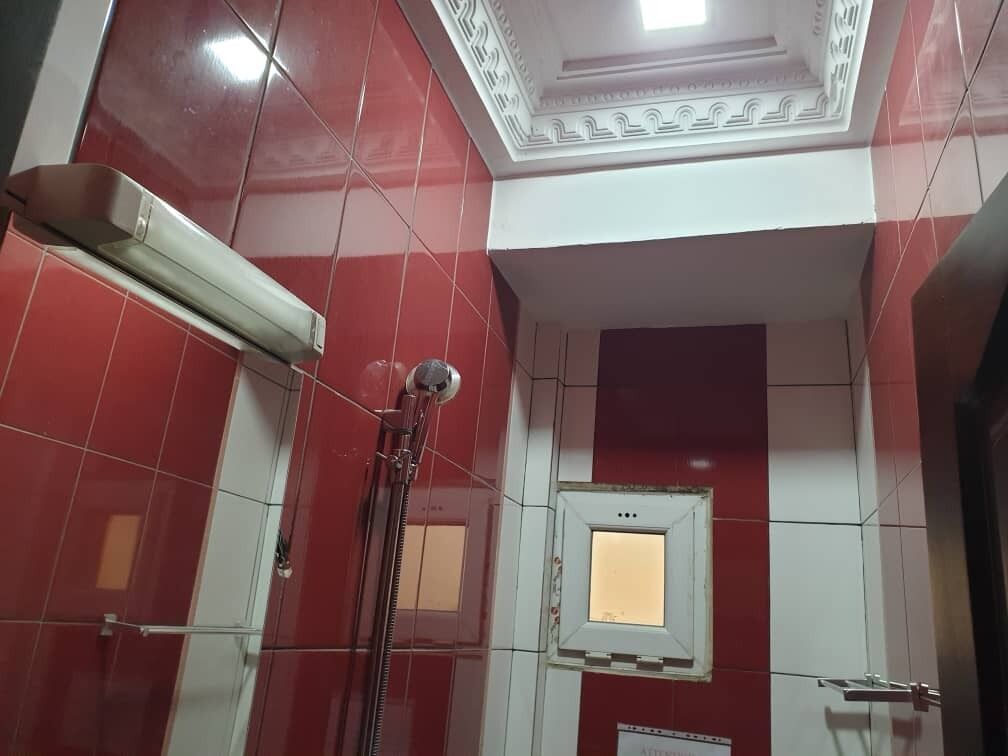 Appartement | Badkamer | Een douche, een regendouche, gratis toiletartikelen, handdoeken