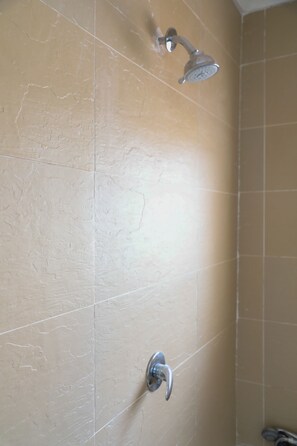 Duschwanne, Haartrockner, Handtücher, Toilettenpapier