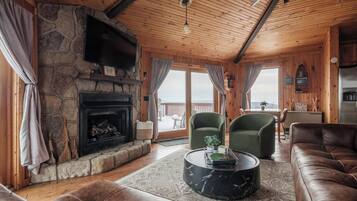 TV connectée, cheminée, livres, chaßne hi-fi