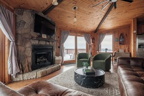 TV connectée, cheminée, livres, chaîne hi-fi