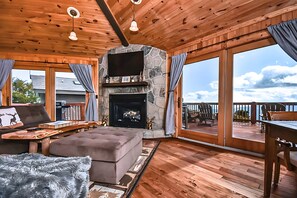 Smart TV, chimenea, libros, estéreo