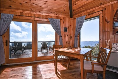 Luxe | Ski-In/Out | Hot Tub | Panoramic Views | Sleeps 10 | Beech Mtn