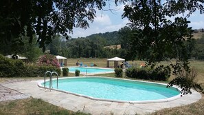 Seasonal outdoor pool, open 9:00 AM to 9:00 PM, pool umbrellas - Agriturismo Alle Rose (Volterra)