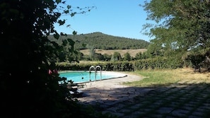 Außenpool (je nach Saison geöffnet), Sonnenschirme, Liegestühle