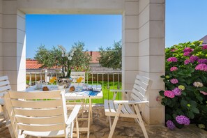 Outdoor dining - Roko Apartment - Charme Holidays (Supetar)