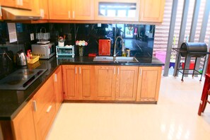 Full-size fridge, microwave, oven, stovetop