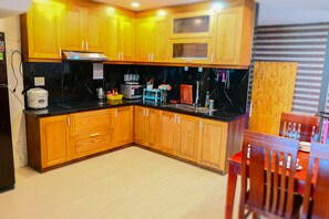 Full-sized fridge, microwave, oven, stovetop - T P Luxury House (Da Nang)