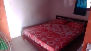 スタンダード シングルルーム | 客室ごとに異なる装飾、客室ごとに異なるインテリア、可動式ベッド、WiFi (無料)