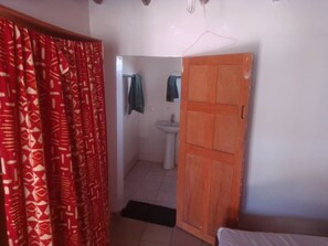 Standard Triple Room | Bathroom sink - Campement Villageois D'Elinkine (Elinkin)