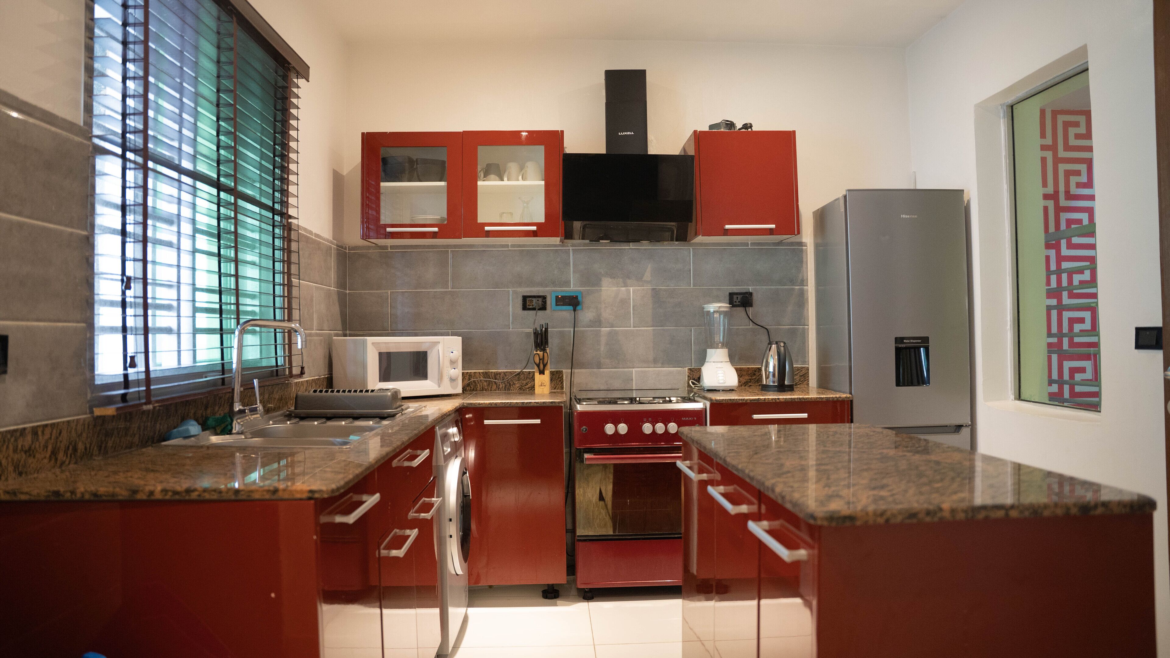 Køleskab, mikrobølgeovn, ovn, kogeplade