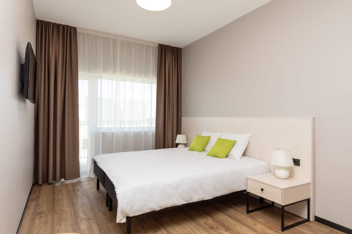 Blackout drapes, soundproofing, free WiFi, bed sheets