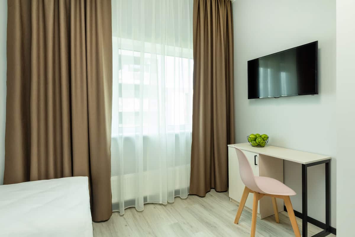 Single Room | Blackout drapes, soundproofing, free WiFi, bed sheets