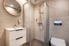 Shower, rainfall showerhead, hair dryer, heated floors - U11 Hotel (Tallinn)