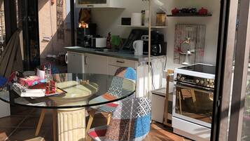 Een koelkast, een magnetron, een oven, een kookplaat