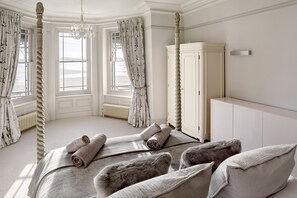 4 bedrooms, desk, iron/ironing board, travel crib