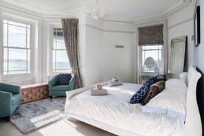 4 chambres, bureau, fer et planche à repasser, lit parapluie