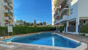 A swimming pool surrounded by a pebble deck, with a sign indicating no diving. - Oasis Sinia by Hello Homes Sitges (Sitges)
