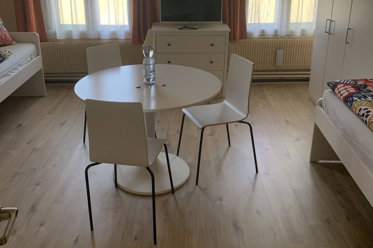 Chambre Triple, salle de bains commune (7) | Coffres-forts dans les chambres, bureau, rideaux occultants