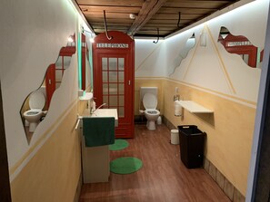 Haartrockner, Bidet, Handtücher