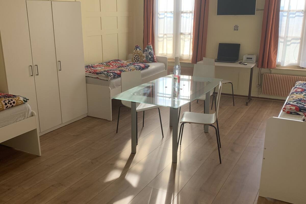 Chambre Triple, salle de bains commune (5) | Coffres-forts dans les chambres, bureau, rideaux occultants