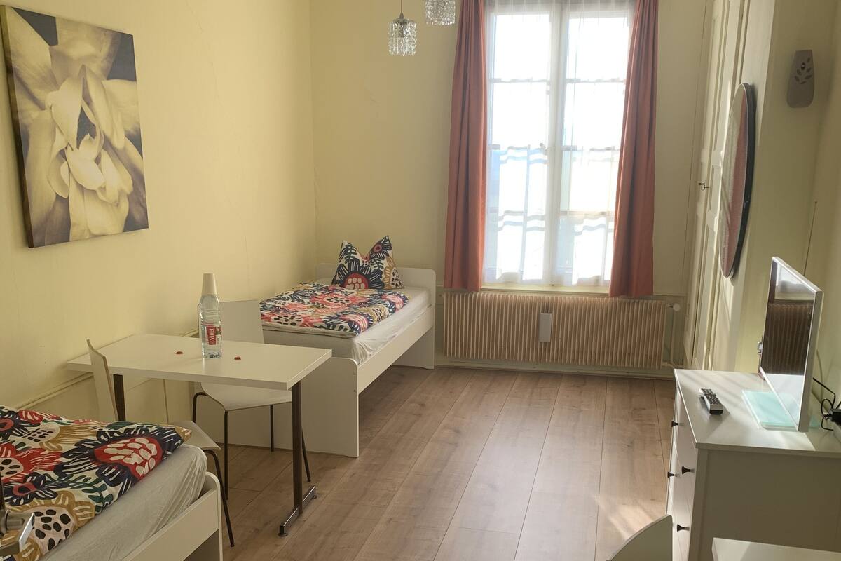Chambre avec lits jumeaux, salle de bains commune (4) | Coffres-forts dans les chambres, bureau, rideaux occultants