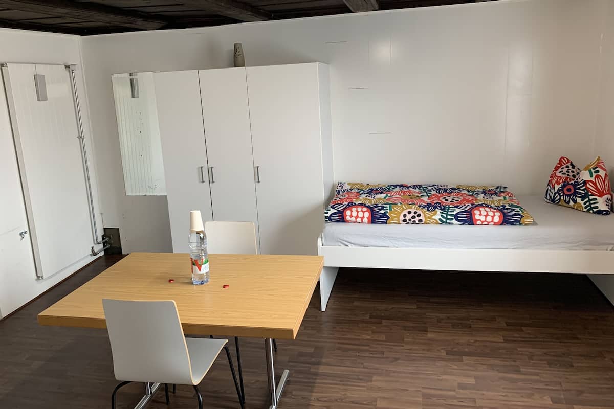 Chambre avec lits jumeaux, salle de bains commune (2 people) | Coffres-forts dans les chambres, bureau, rideaux occultants