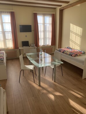 Driepersoonskamer, gemeenschappelijke badkamer (5) | Een kluis op de kamer, een bureau, verduisterende gordijnen