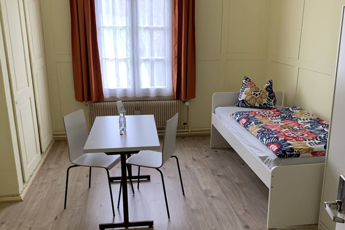 Chambre Simple, salle de bains commune (8) | Coffres-forts dans les chambres, bureau, rideaux occultants
