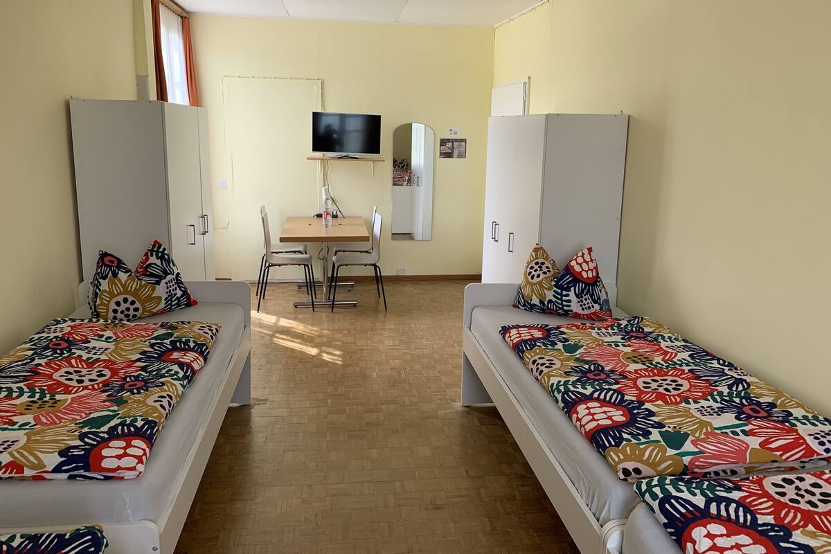 Chambre Quadruple, salle de bains commune (6) | Coffres-forts dans les chambres, bureau, rideaux occultants