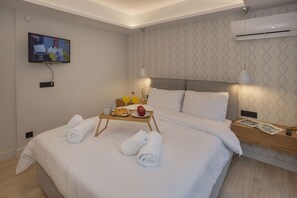 2 bedrooms, iron/ironing board, travel cot, free WiFi - Acropolis Golden Suites | 1 by GHH (Athina)
