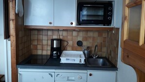 A compact kitchenette with a microwave, coffee maker, and a small sink. - 20m from ski slopes, 4th floor, view ski slopes, 42m², La Plagne (La Plagne)
