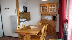 A compact kitchen with wooden cabinets, a microwave, and a toaster. - 20m from ski slopes, 4th floor, view ski slopes, 42m², La Plagne (La Plagne)