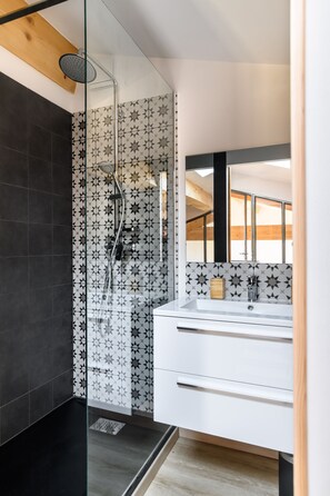 A modern bathroom with a shower, a sink, and a mirror. - LOFT VILLAGE HOUSE+AIR CONDITIONING+TERRACE, NEAR THE GOLF COURSE. (Vernègues)