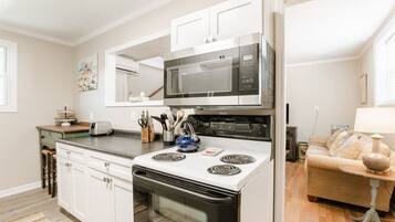 House (2A Gordon St Apartment) | Private kitchen | Fridge, cookware/dishes/utensils