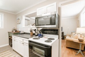 House (2A Gordon St Apartment) | Private kitchen | Fridge, cookware/dishes/utensils