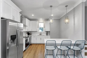 Een koelkast, een microgolfoven, een oven, een kookplaat