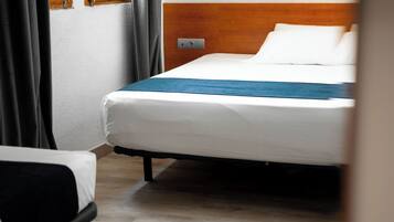 Comfort driepersoonskamer, en-suite badkamer | Luxe beddengoed, een laptopwerkplek, verduisterende gordijnen