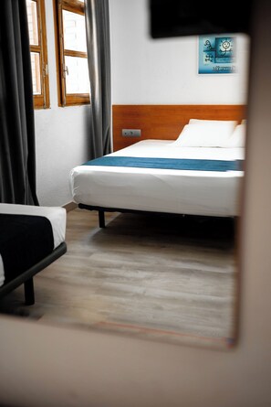 Comfort-Dreibettzimmer, mit Bad | Hochwertige Bettwaren, laptopgeeigneter Arbeitsplatz