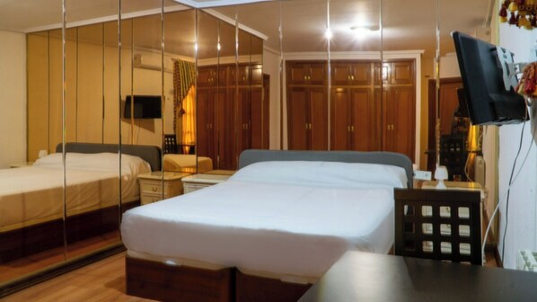 Luxury Double Room, Hot Tub | Premium bedding, laptop workspace, blackout curtains, iron/ironing board - Hotel Sundos Feria Valencia (Valencia)