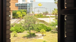 Visão pela janela de um edifício com uma placa que diz 'Feria Valencia'.