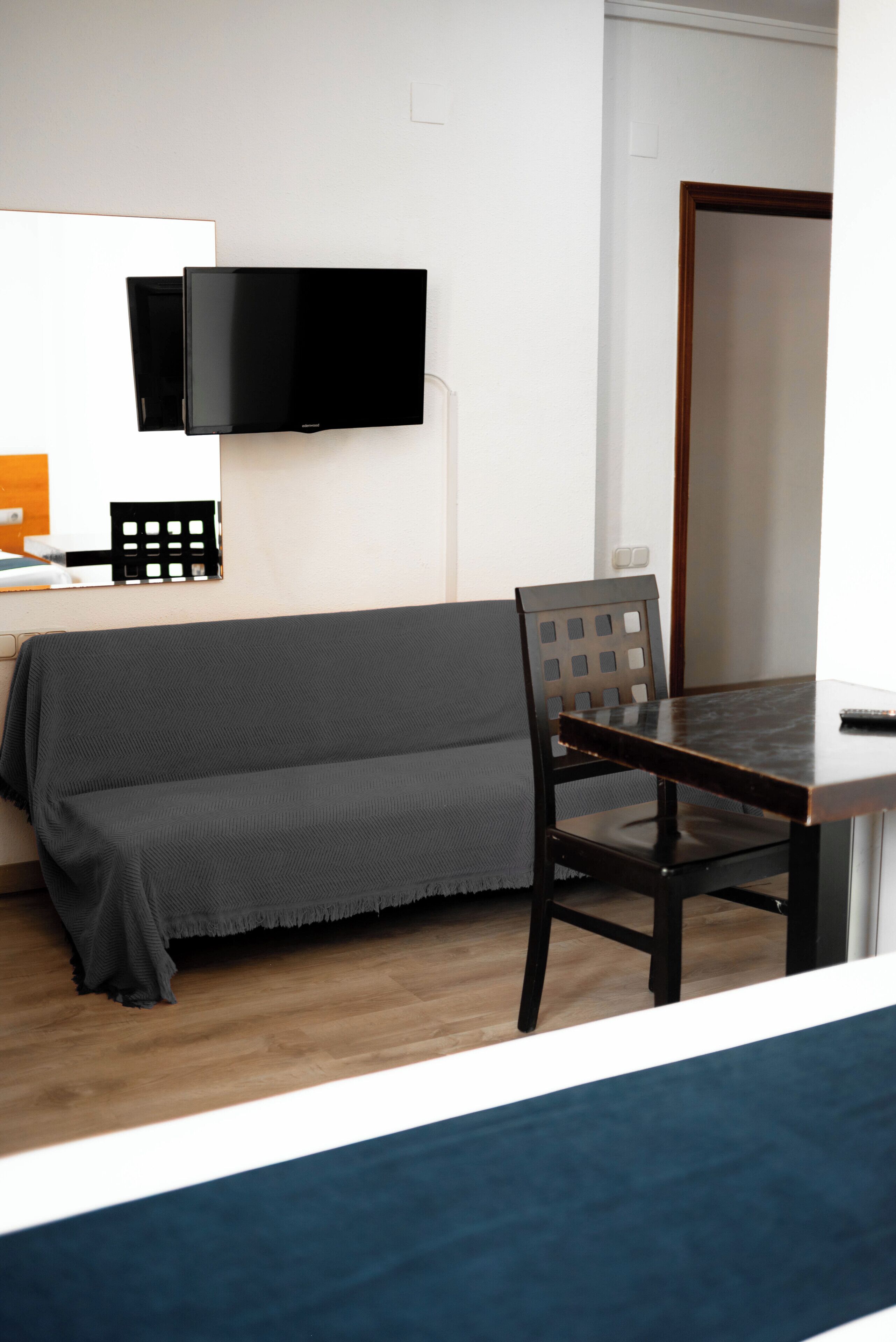 Comfort driepersoonskamer, en-suite badkamer | Luxe beddengoed, een laptopwerkplek, verduisterende gordijnen