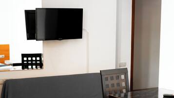 Comfort driepersoonskamer, en-suite badkamer | Luxe beddengoed, een laptopwerkplek, verduisterende gordijnen